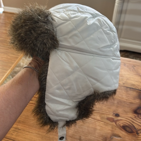 Eddie Bauer White and Brown Quilted Trapper Hat - Picture 3 of 5